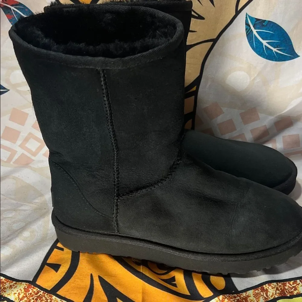 UGG Women's Classic Short - Size 9